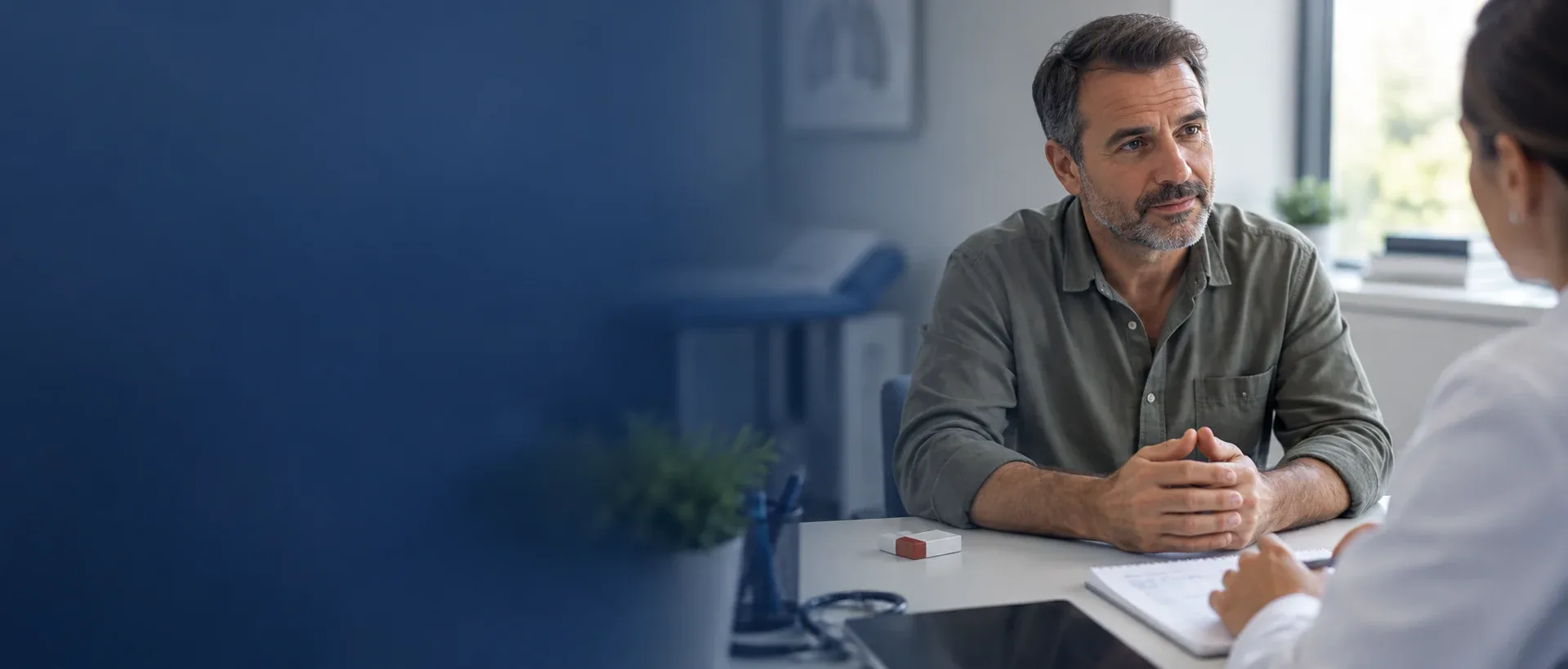 Cena ilustrativa: adulto conversando com profissional de saúde no consultório.