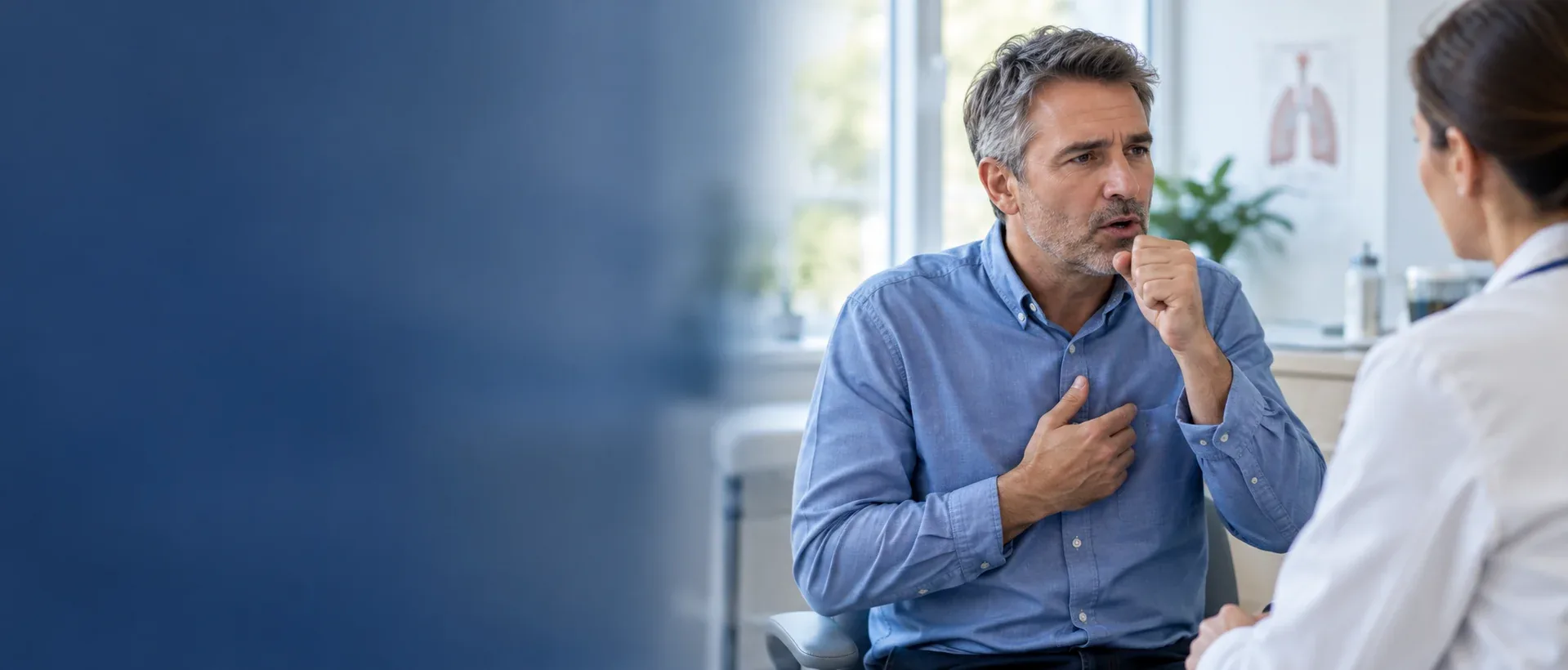 Cena ilustrativa: homem relatando sintomas respiratórios durante uma consulta.
