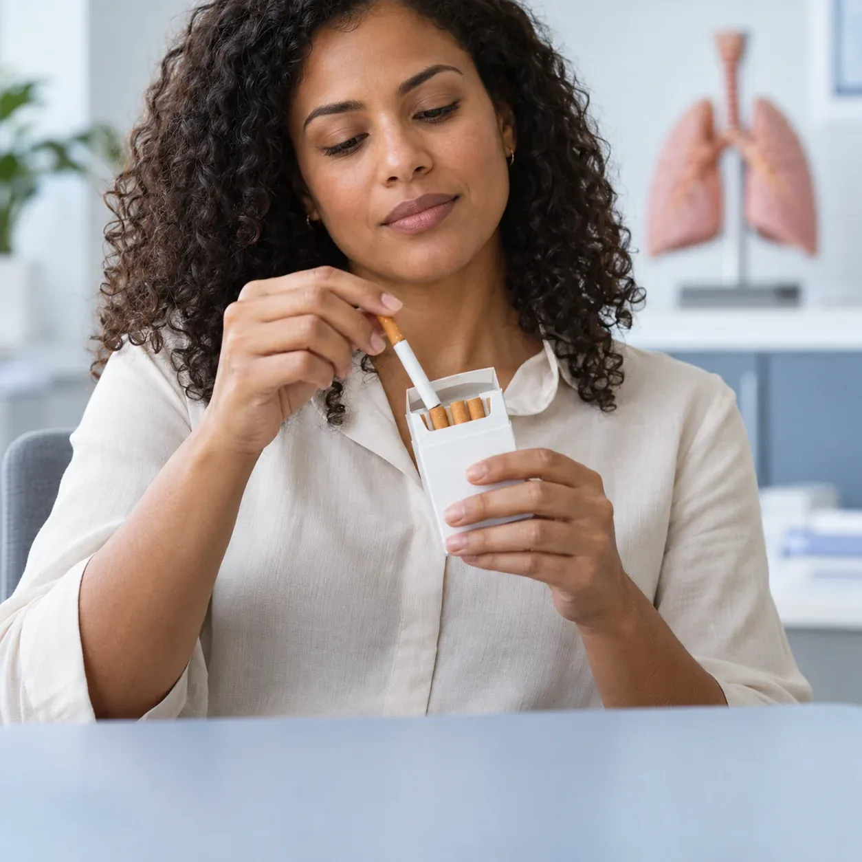 Cena ilustrativa de uma mulher observando uma embalagem de medicamento.